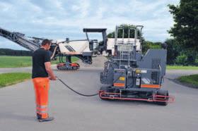 Grazie alla regolazione in altezza, alle precise manovre di sterzata e alla grande velocità di spostamento del carrello portarullo è possibile posizionare con facilità il