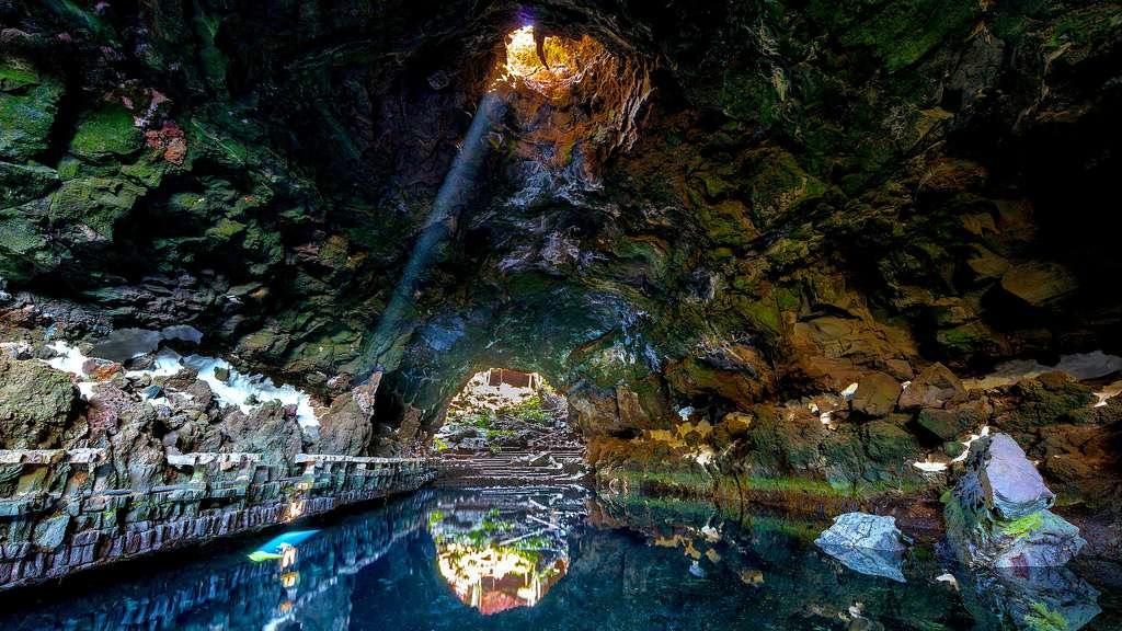 I Jameos del Agua è uno dei più grandi esempi del lavoro dell artista Cesar Manrique sull Isola di Lanzarote. Questo tubo lavico di 6 km. si è formato più di 4.