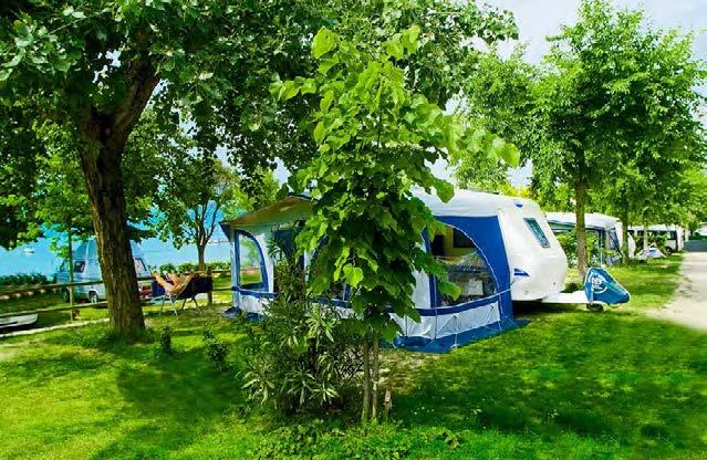 Camping Le Palme lies on the lake, in a quiet area, between
