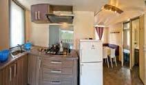 und komplett ausgestattete Küche mit Kühlschrank (230 lt.