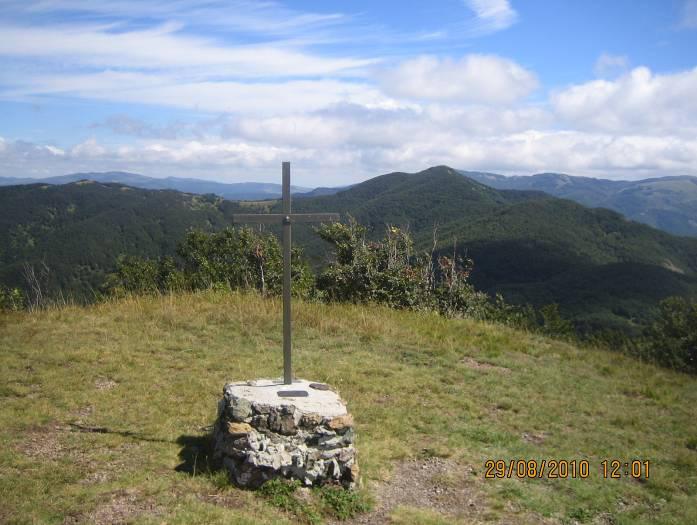 In breve, dopo un tratto in piano e l arida salita finale, si guadagna la cima del Monte Montarlone, quota 1500 metri, dopo due ore e 40 minuti di marcia da Casanova.