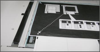 g) Allineare il diagramma verticalmente (avanti e dietro) in modo che la linea orizzontale si trovi sopra il riquadro nero e allineata al bordo inferiore della lastra di sfondo. 4.