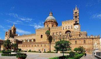 Il tour avrà inizio dal Palazzo Reale, la più antica residenza reale d'europa, dimora dei sovrani del Regno di Sicilia e sede imperiale con Federico II.