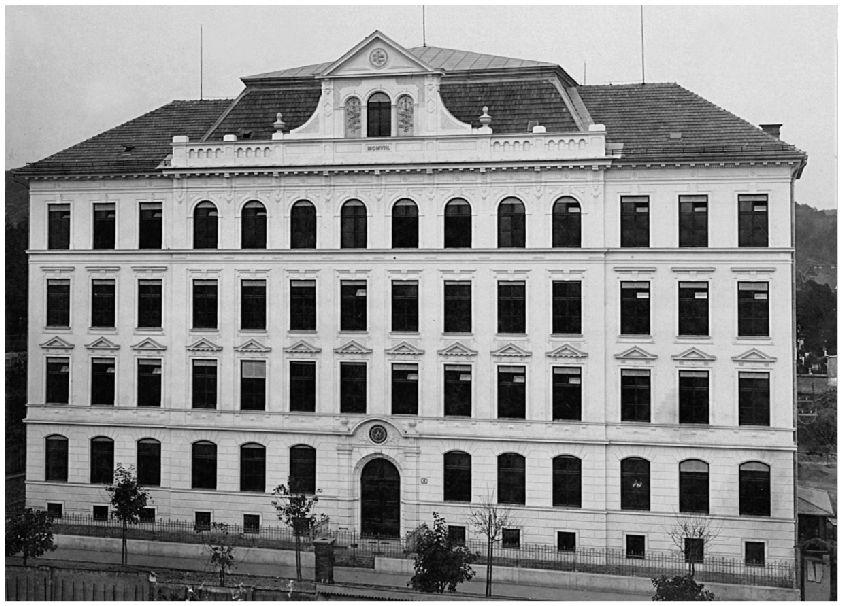 Zasebno učiteljišče sester, ustanovljeno 1892, dobi pravico javnosti in se imenuje»zasebno žensko učiteljišče šolskih sester v Mariboru«.