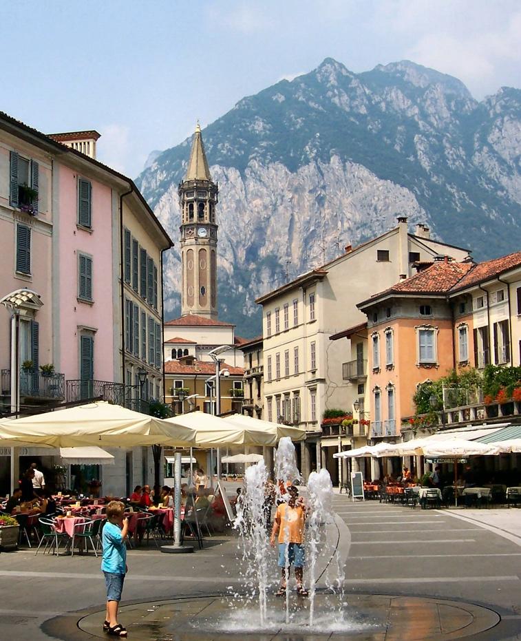 LECCO: TRA PAESAGGI MOZZAFIATO E CULTURA Dalle montagne al lago, dai monumenti agli itinerari manzoniani, dai boschi ai musei, a Lecco non manca proprio nulla; camminando per le strade, immersi nei