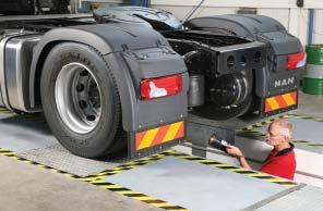 Kit 4WD In modalità 4WD i rulli vengono avviati in direzione contrapposta per prevenire danni alla trasmissione, cambio, differenziale, semiassi degli autobus e autocarri con trazione integrale