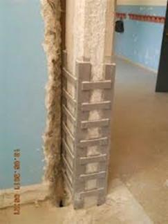 Interventi su elementi verticali danneggiati o carenti Pilastri Confinamento alla base mediante angolari e calastrelli metallici Confinamento mediante angolari e calastrelli