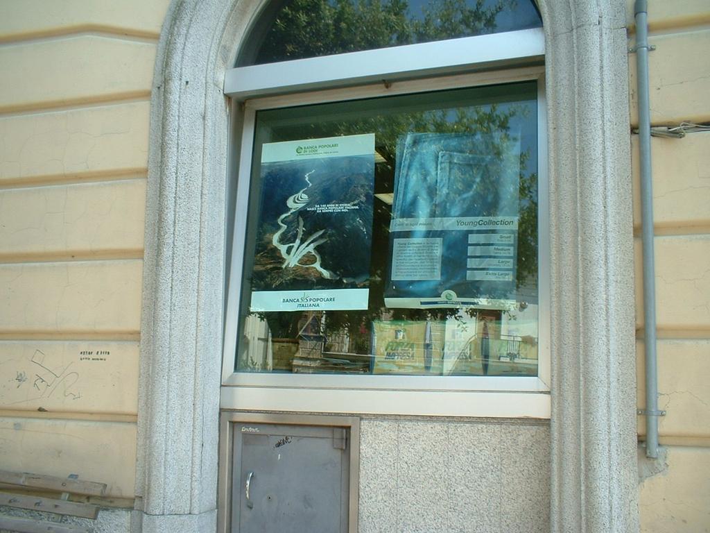 Il piedistallo portamanifesti esposto in vetrina è un mezzo pubblicitario superiore al mezzo metro quadrato, ed il calcolo avviene sull intera superficie del mezzo.