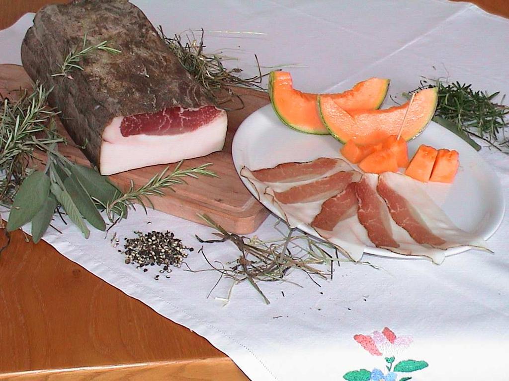 LONZARDO Schiena di maiale integra. Viene conciata con sale, pepe, barbera invecchiata, aglio, erbe aromatiche e spezie. Marinatura per 20 gg. Asciugatura e stagionatura per almeno 4 mesi.