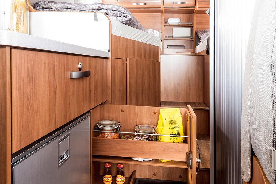 Pratico mobiletto estraibile Il blocco cucina dell HYMER Van S, per consentire un comodo accesso, dispone di un pratico mobiletto estraibile.