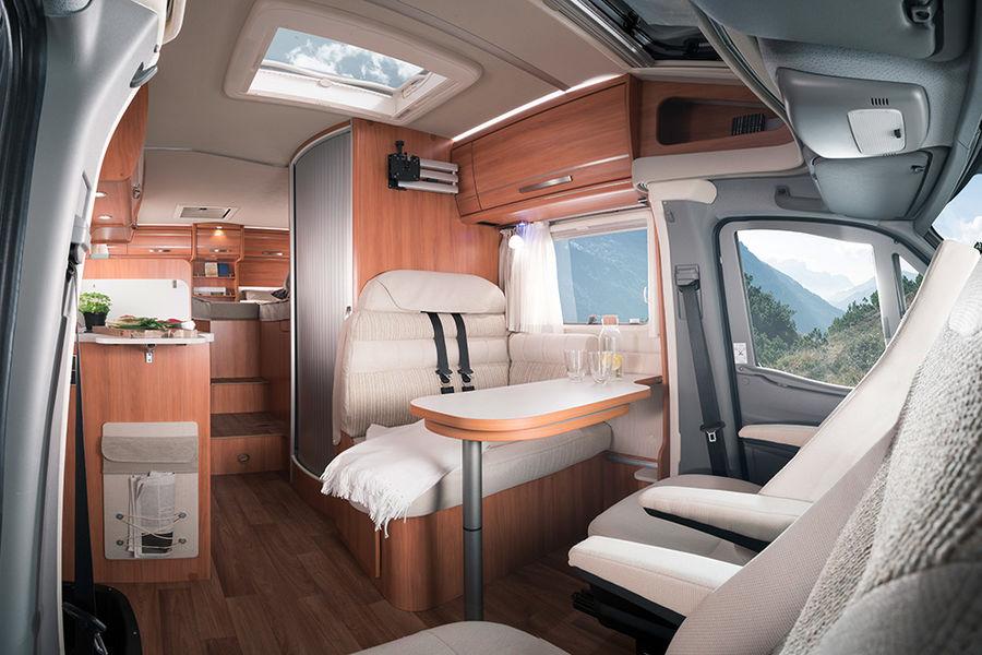 Zona giorno - HYMER Van S Per abitare in maniera confortevole in piccoli spazi La comoda dinette a bordo di HYMER Van S offre posto fino a un numero di quattro persone.