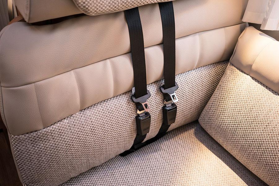 La panca della dinette è dotata di cintura a tre punti, in modo da consentire ad un numero fino a quattro passeggeri di viaggiare a bordo di HYMER Van S in sicurezza e nel rispetto delle norme