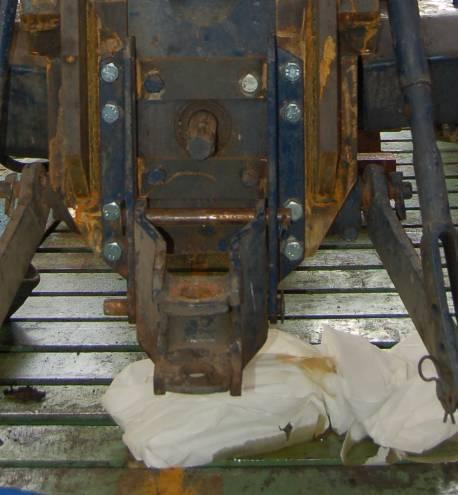l ancoraggio della struttura di protezione al corpo del trattore mediante due bulloni M16 aventi classe di resistenza non inferiore a 8.