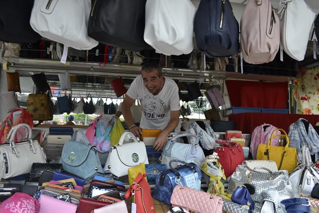 Un problema concreto è invece costituito dalla moda: cambia in maniera repentina e talvolta non riesci a starci dietro: fai appena in tempo a comprare un capo che questo già non vende più, in quanto