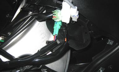 E 7) Individuare la copertura di gomma nera sul lato destro dello scooter, che contiene