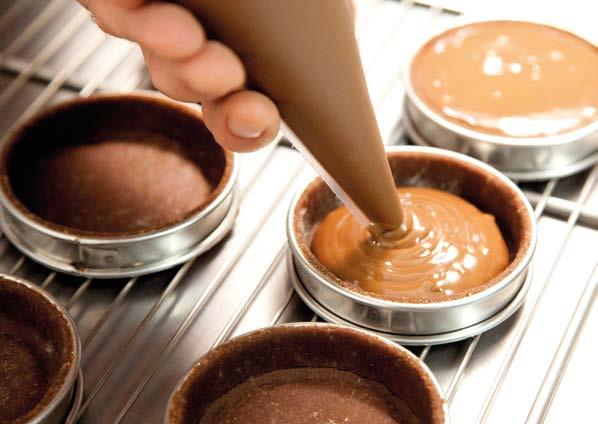 Crema extra fluida, al sapore di cacao, di colore marrone scuro, ideale per ogni copertura. Crema scura alla nocciola (10,5% di nocciole), ideale sia per farciture che per glassature.