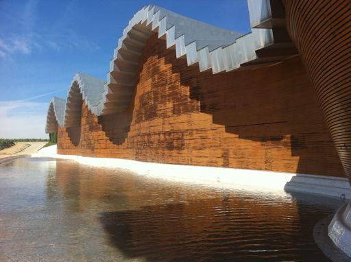 Architettura contemporanea a Bilbao: Mattina dedicata a Bilbao, e quindi, ovviamente, al Guggenheim Museum di Gehry, al ponte di Calatrava e al nuovo Alhondiga, centro polifunzionale disegnato