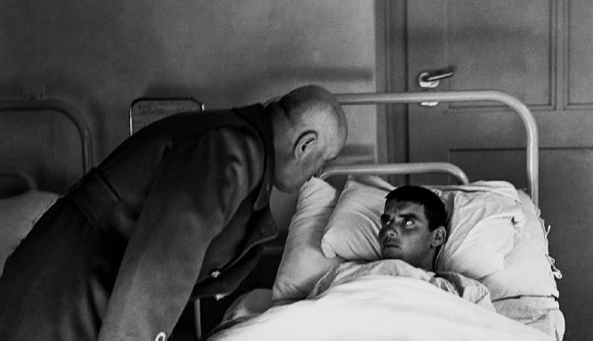 IL DUCE Mussolini visita un soldato ferito, 1942. Foto censurata.