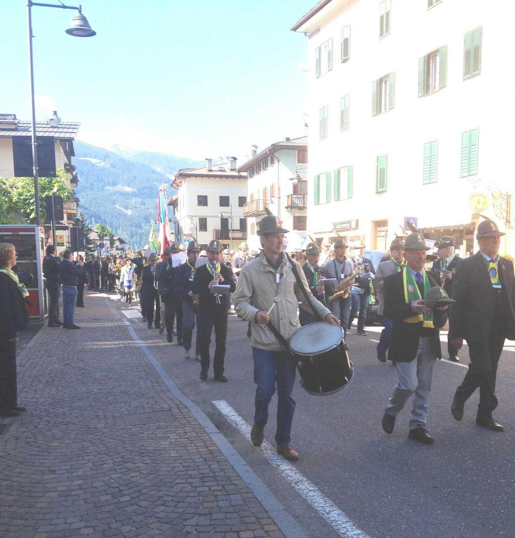 La sfilata dei Radunisti lungo la Via Fiamme Gialle di Predazzo, preceduta dalla Fanfara,