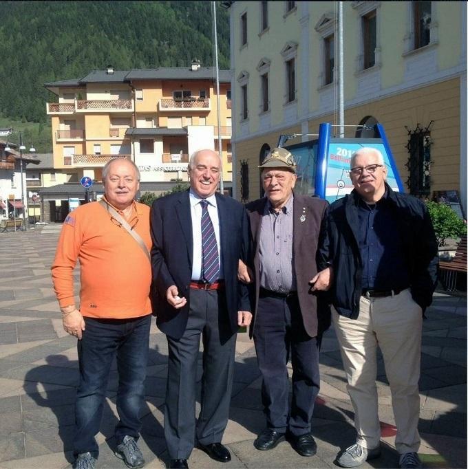 Il S.Ten. ris. Giancarlo Adorni (col beretto alpino), organizzatore dell evento, con a fianco i collaboratori (da sx) Lgt. m.r.m. Cav.