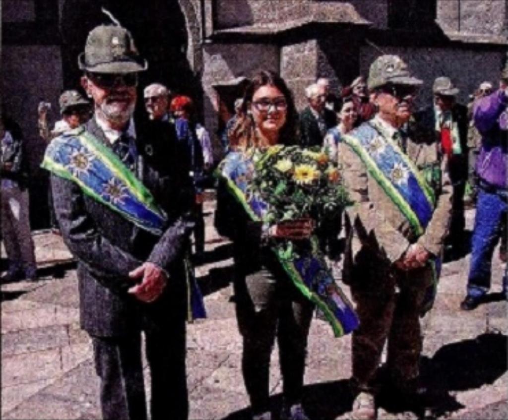 La valletta della cerimonia, Chiara Cipriani (nipote del S.Ten. ris. Giancarlo Adorni, organizzatore dell evento) fra il Col. Luigi Vermiglio (a sx) ed il M.M.A. c.s. Giacinto Piras (a dx), dinanzi alla Chiesa Arcipretale dei SS.