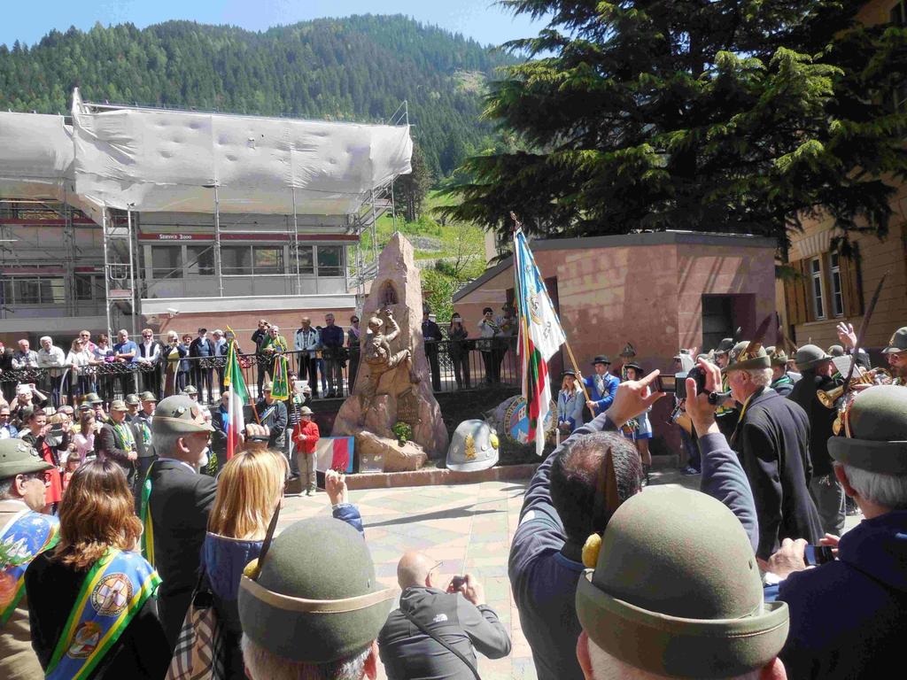 Un momento della cerimonia di resa degli Onori al Monumento