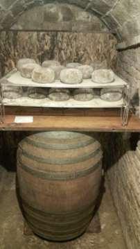 A seguire si visiterà il laboratorio di affinamento di formaggi di Claudia, situato nel pieno centro storico di Mondavio, borgo insignito della