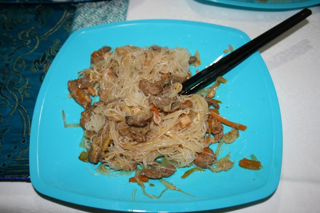 Ungere un wok con olio di semi di arachidi, far saltare per prima la carne, aggiungere le carote, i funghi, il porro e le zucchine.