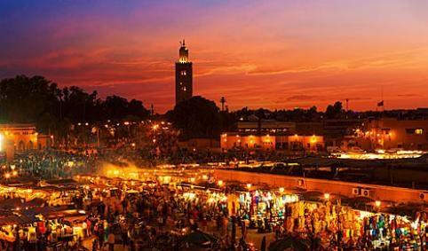 Prima colazione e partenza per Meknes e visita della capitale Ismailia che conserva i più lunghi bastioni del Marocco (40 km).