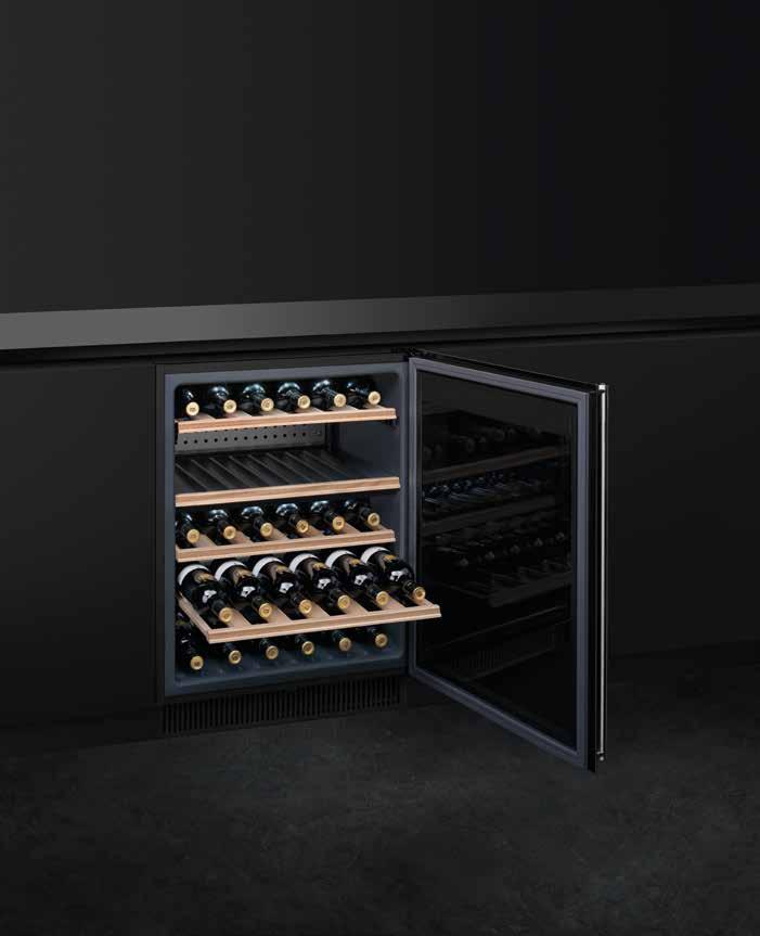 CANTINE CASSETTO SOMMELIER A completamento del modello da 45 cm, Smeg propone un cassetto dall interno in legno Rovere di Slavonia contenente l attrezzatura fondamentale del sommelier: un cavatappi