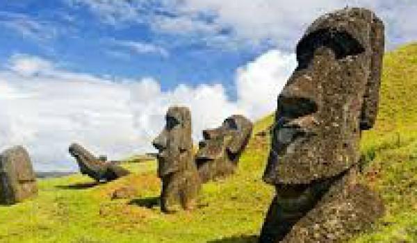 E' un luogo a suo modo mistico, la sensazione di essere nel bel mezzo del nulla ed il fascino rappresentato dal mistero che ruota attorno ai giganteschi Moai, gli enormi busti in pietra che si