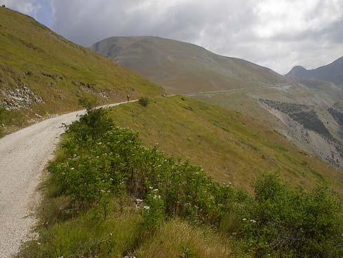 il Rifugio Fargno (1811 m) dopo un ultimo tratto abbastanza lungo ma completamente in piano (vedi foto) La sosta per un buon piatto di minestrone di lenticchie caldo e una scaldatina vicino al grande