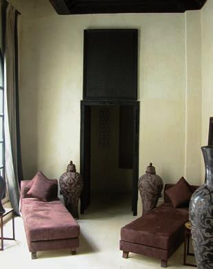 La Suite degli Specchi (65 mq) dispone di salotto, camera doppia con letti divisibili, sala da bagno con doccia e piccola vasca.