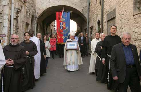 Utrinki iz Assisija Asiški škof z relikvijo v procesiji od cerkve sv. Klare do kraja "Frančiškovega novega začetka". koval pot, ki je pripeljala do novega svetišča.