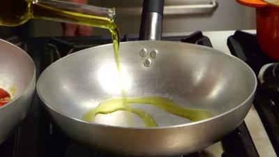 5 Preparate il peperone giallo, lavatelo e tagliatelo a dadini piuttosto