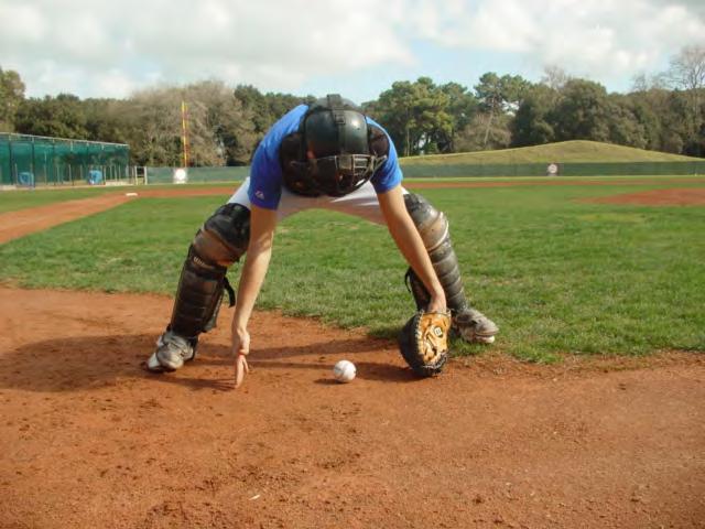 Raccolta del bunt e tiro in prima -prima posizionarsi con spalle e fianchi in direzione della prima