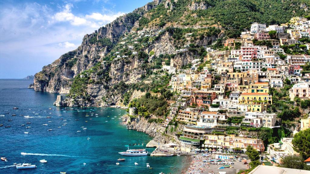 e l isola di Capri divennero mete turistiche rinomate.