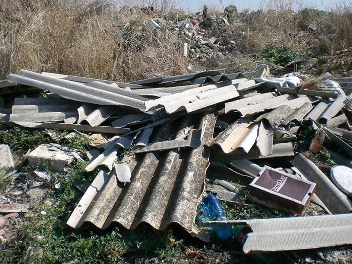 L abbandono dei rifiuti Un problema ambientale emergente è l abbandono di rifiuti. Si tratta spesso di vere e proprie discariche abusive dove la presenza di lastre di eternit è consistente.