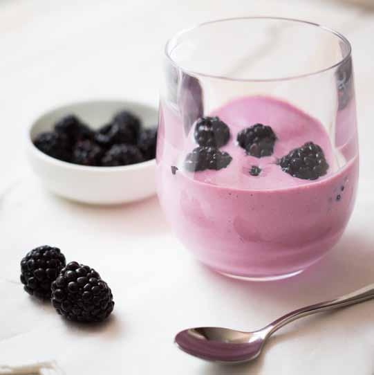 Frappè yogurt e more per 4 persone 125 g di more 400 ml di yogurt bianco naturale 1 cucchiaio di zucchero Nel recipiente versare le more lavate, lo