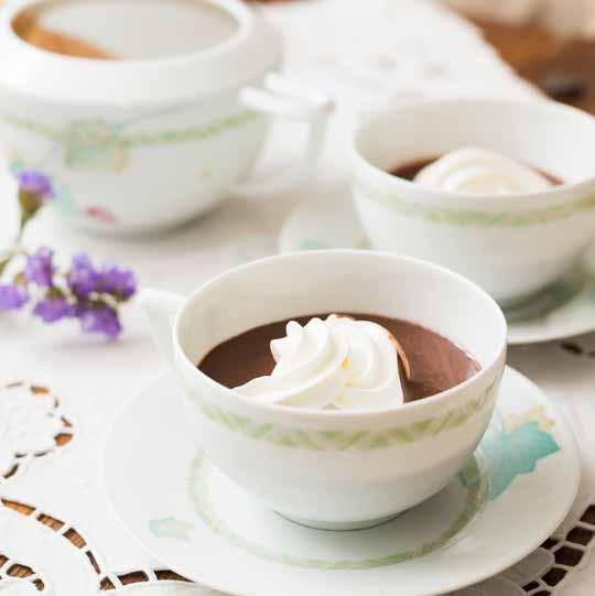 Cioccolata per 4 persone 100 ml di latte 250 ml di panna fresca 200 g di cioccolato fondente 30 g di cacao amaro panna montata Nel recipiente inserire il