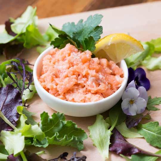 Trito di pesce 300 g di trancio di salmone surgelato a pezzi Nel recipiente inserire il pesce e avviare il