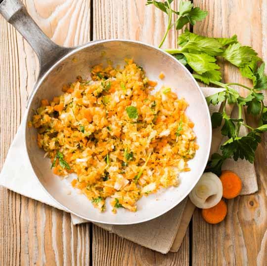 Trito di verdura 1 carota 1 gambo di sedano 1 ciuffo di prezzemolo 1 cipolla Pelare la carota, pulire e lavare il gambo di sedano, sciacquare il prezzemolo e