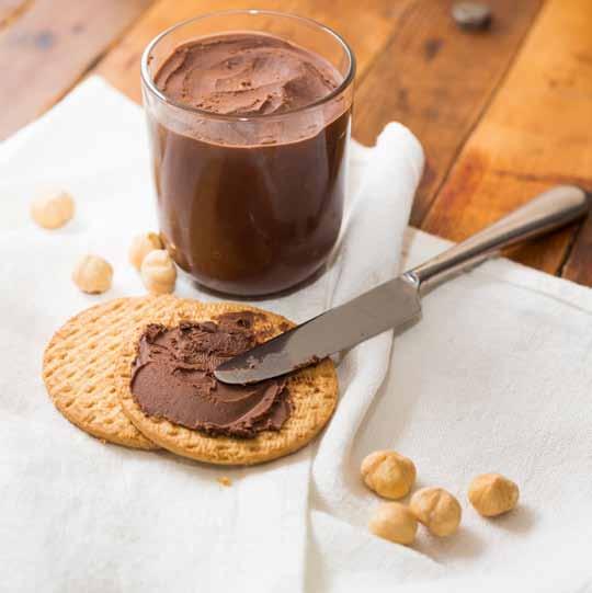 Crema di nocciole per 1 vasetto 150 g di nocciole 150 g di cioccolato fondente 20 ml di olio di semi di arachidi Nel recipiente inserire tutti gli ingredienti e avviare