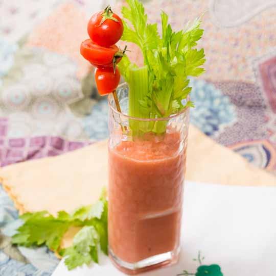 Cocktail Bloody Mary per 4 persone 8 pomodori 200 ml di vodka 1 cucchiaio di salsa worcestershire 2 gocce di tabasco ghiaccio Nel recipiente inserire i pomodori lavati e tagliati a pezzi, la vodka,