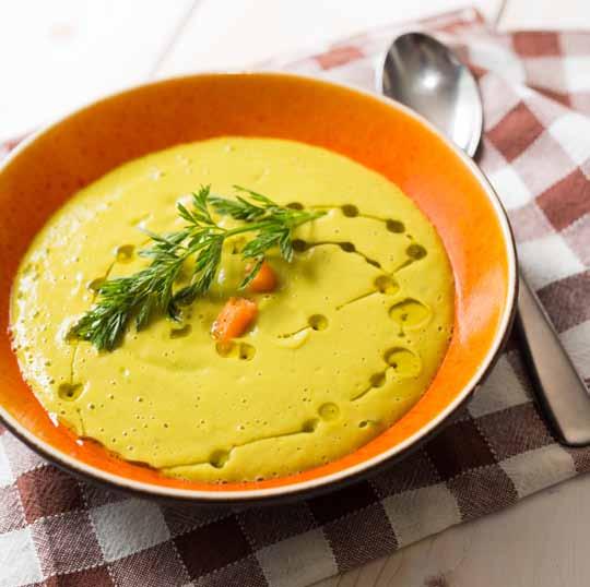 Zuppa di verdure per 4 persone 280 g di verdure precotte (carote, piselli, patate) 350 ml di acqua ½ dado 1 rametto di rosmarino 30 g di parmigiano 1 cucchiaio di pesto