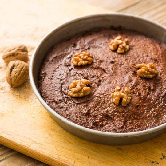 Torta di noci sciroppata per 1 torta 80 g di pane secco 80 g di noci sgusciate 180 g di zucchero 4 uova ½ bustina di lievito 100 ml di acqua Nel recipiente inserire il pane a pezzi e avviare con