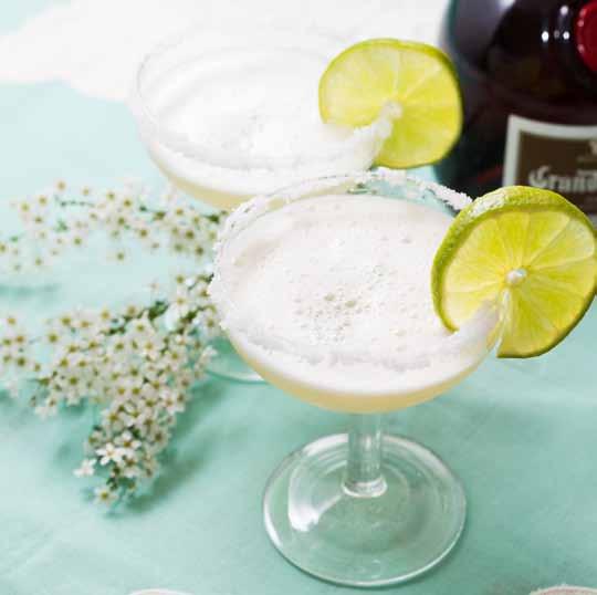 Cocktail Margherita per 4 persone 600 ml di tequila 300 ml di Gran Marnier 1 limone cubetti di ghiaccio sale Versare nel recipiente la tequila, il Gran Marnier, il limone pelato al