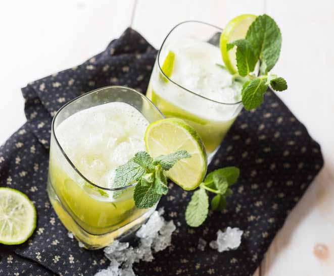 Cocktail Mojito per 4 persone 50 g di zucchero di canna menta fresca 250 ml di rum 5 lime 40 cubetti di ghiaccio 500 ml di acqua gassata Inserire nel recipiente lo zucchero, quattro foglie di menta,