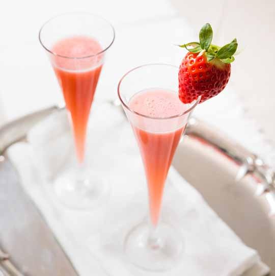 Cocktail Rossini per 8 persone 450 g di fragole 800 ml di spumante freddo Nel recipiente versare le fragole pulite e tagliate a pezzi insieme a un