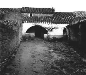 Nella pianura del meridione la casa si apre verso il patio e un portico è il punto di passaggio tra interno ed esterno.